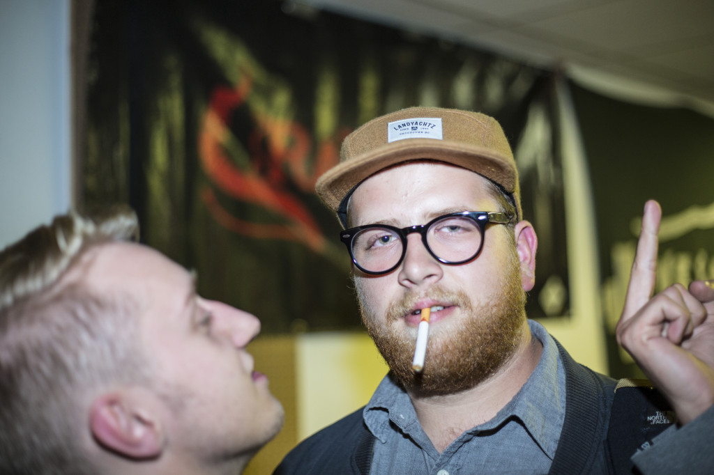 Damn french people never learned that your not supposed to smoke inside!